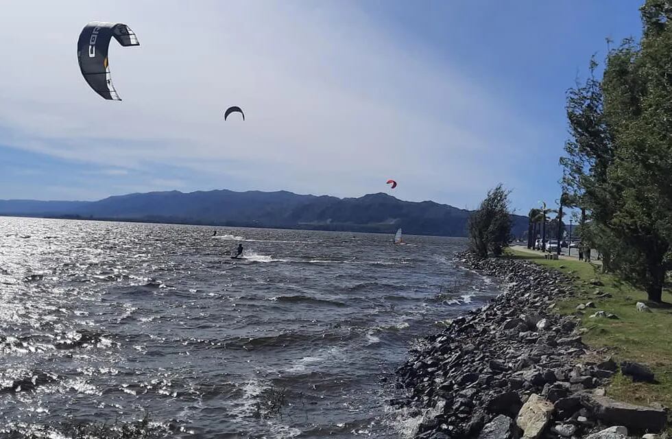 Lago San Roque en una jornada ventosa en Carlos Paz. (Foto: Gaby Mangoldt).