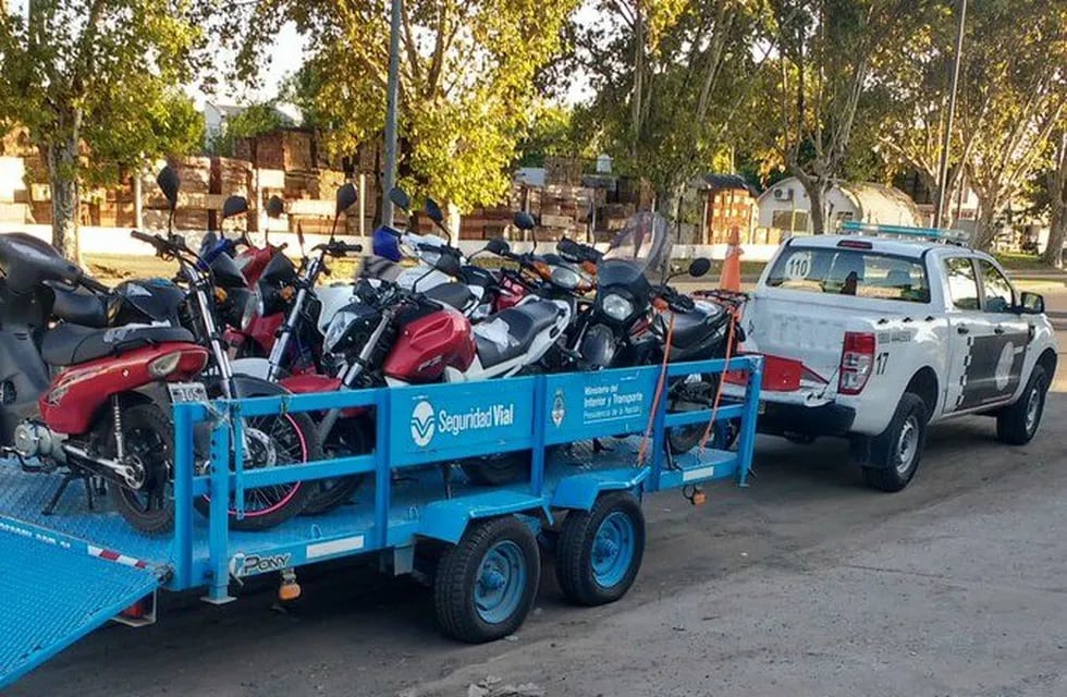 Motos remitidas al corralón municipal durante un operativo de control de tru00e1nsito en Rosario.