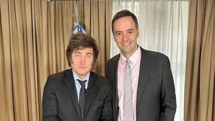 El periodista y analista económico Manuel Adorni junto a Javier Milei. (Clarín)