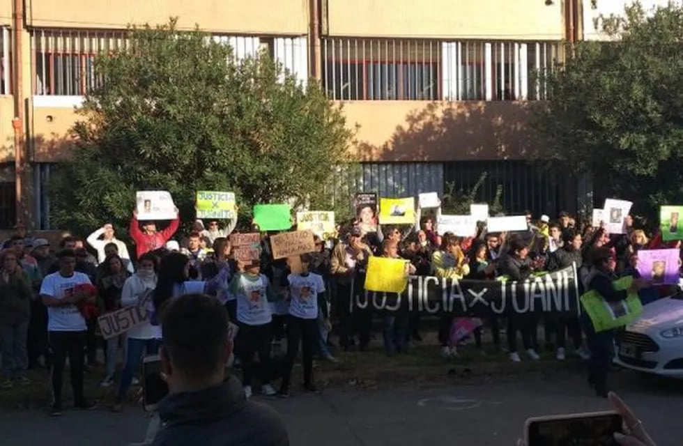Familiares y amigos del joven se manifestaron frente a los Tribunales de San Lorenzo. (@anytramontini)