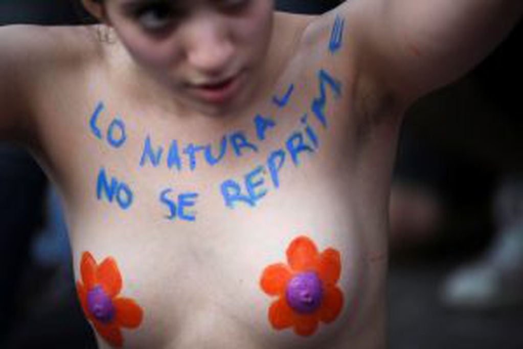BAS05. BUENOS AIRES (ARGENTINA), 07/02/2017.- Mujeres participan de un "tetazo", una protesta contra la prohibición de hacer "topless", hoy, martes 7 de febrero de 2017, en el Obelisco de Buenos Aires (Argentina). La manifestación fue generada por un ampl
