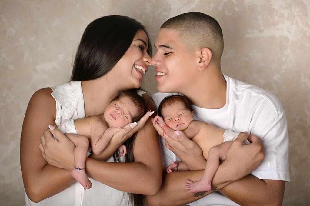 Daniela Celis y Thiago Medina posaron junto a sus hijas gemelas. (Instagram Daniela Celis)