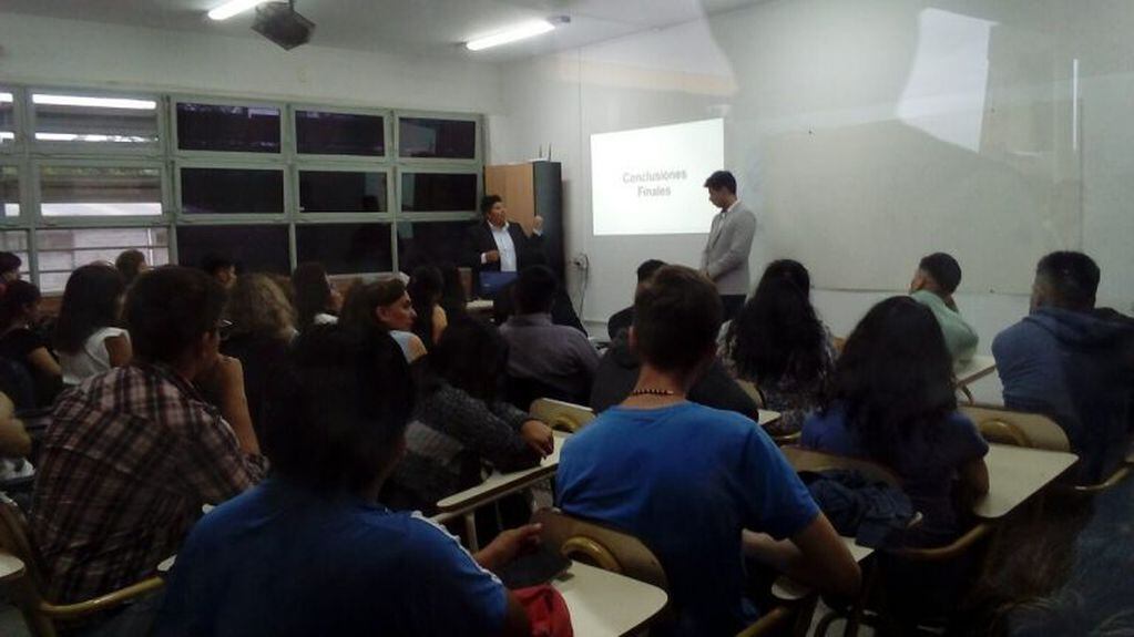 Los alumnos Facundo Contreras y Álvaro Facundo Llampa al momento de defender su Trabajo Final en  la Facultad de Ingeniería.