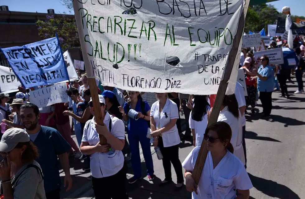 Protesta de médicos y personal de salud por las calles de Córdoba. (Ramiro Pereyra / La Voz)