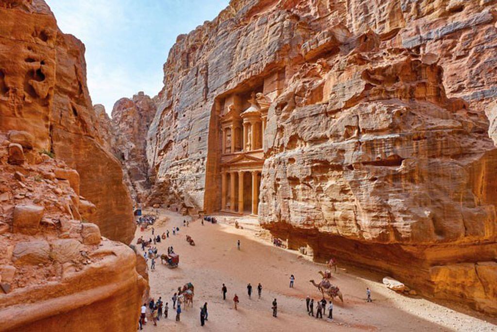 El Tesoro (Al Khazneh), tallado en la roca de la mágica y ancestral Petra, Jordania