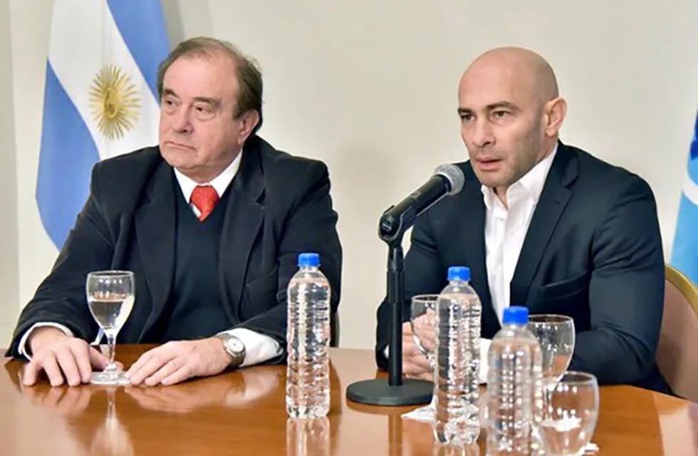 El ministro de Economía, Luis Tarrío junto a su par de Gabinete, Federico Massoni anunciaron el pago de pasivos y demás áreas del Gobierno.