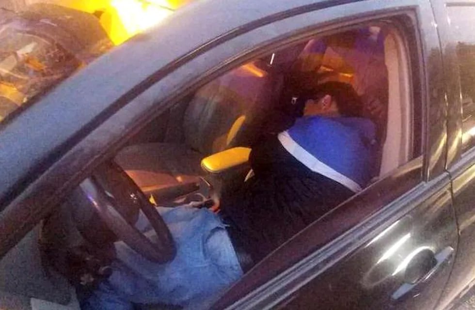 Un hombre dormía alcoholizado en su auto y terminó en la comisaría