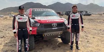 Juan Cruz Yacopini junto a su padre en el Rally Dakar 2021