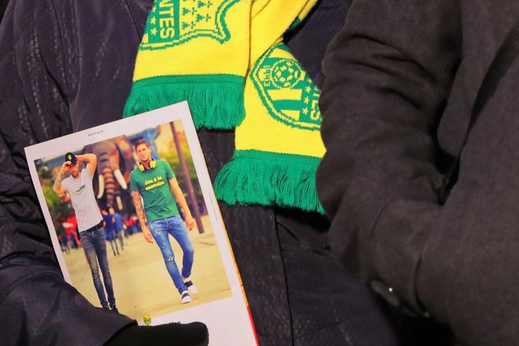 Un participante muestra un retrato del futbolista argentino Emiliano Sala. (EFE).
