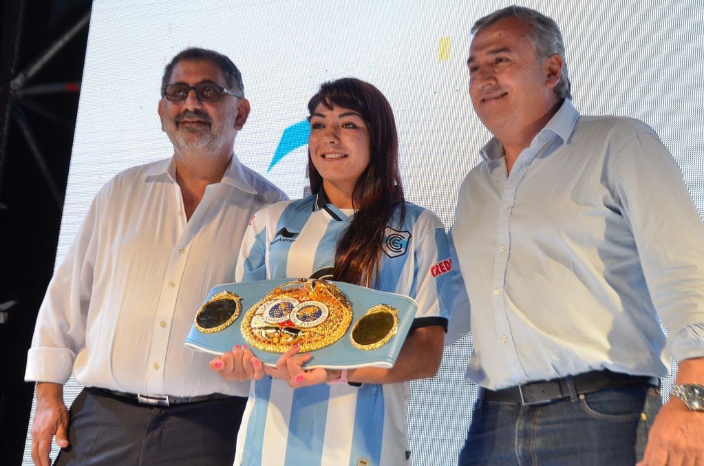 Tras consagrarse monarca pluma FIB en 2019 en Estados Unidos, Brenda Carabajal retornó a Jujuy trayendo consigo el cinturón de campeona, que ahora le fue retenido por un entrenador puntano y al que denunció públicamente por la maniobra.