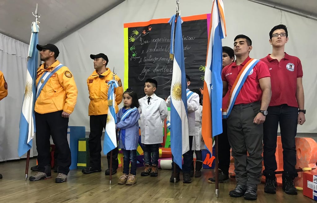 La escuela n° 38 "Presidente Raúl Ricardo Alfonsín" de la base argentina Esperanza es el único establecimiento educativo que funciona en el continente antártico.