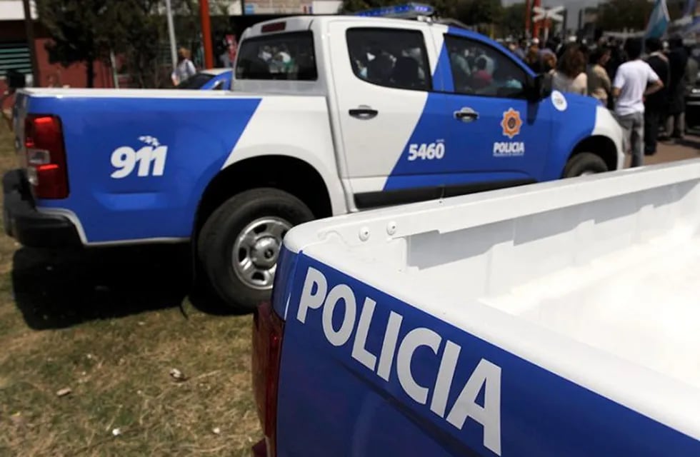 Camioneta y patrullero policial Rosario. (Archivo)