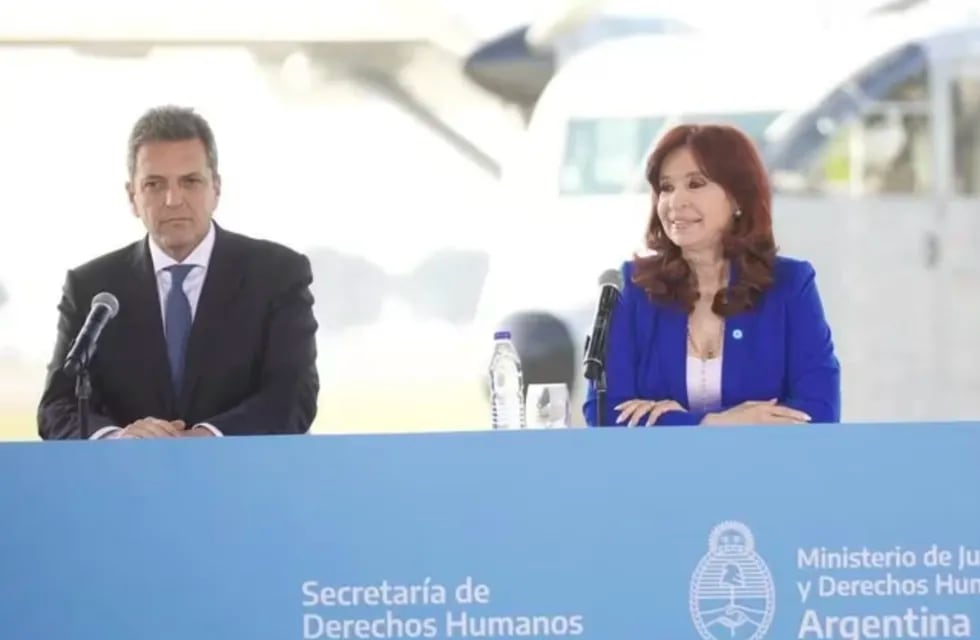 La vicepresidenta Cristina Kirchner junto al candidato a presidente, Sergio Massa. Foto: Los Andes.