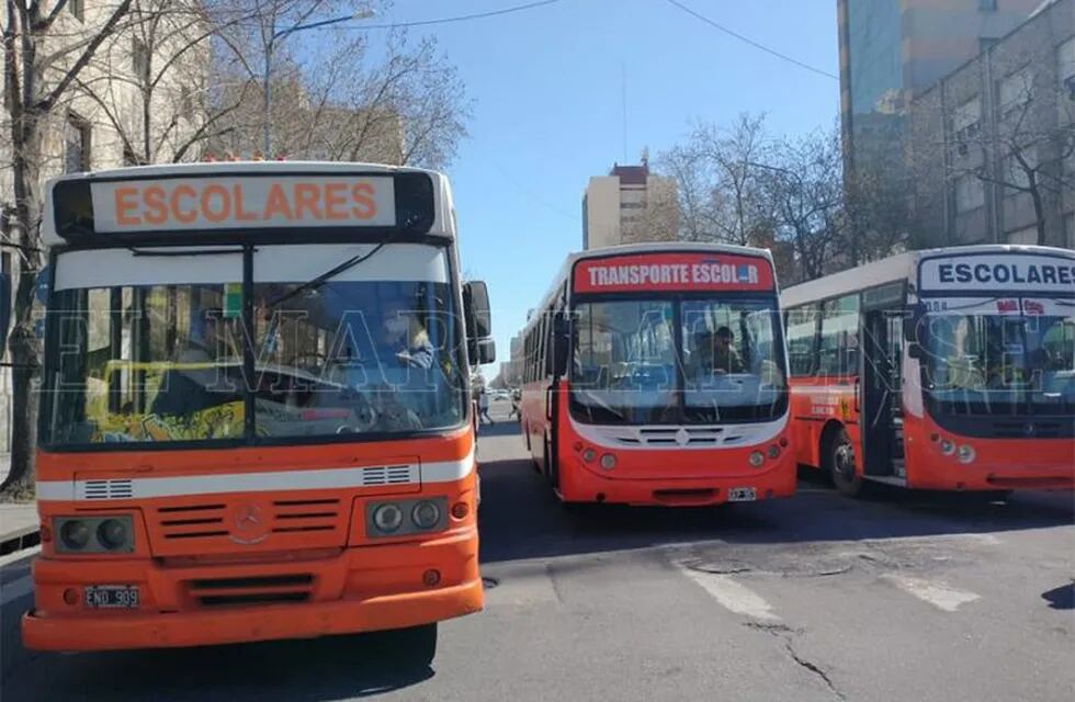 Transportistas escolares volvieron a manifestarse frente al palacio Municipal (Foto: El Marplatense)