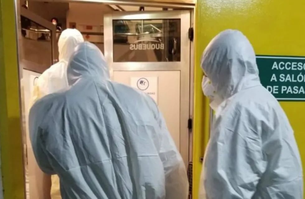 El equipo sanitario que ingresó al Buquebus, tras la noticia de un pasajero enfermo. (Twitter)