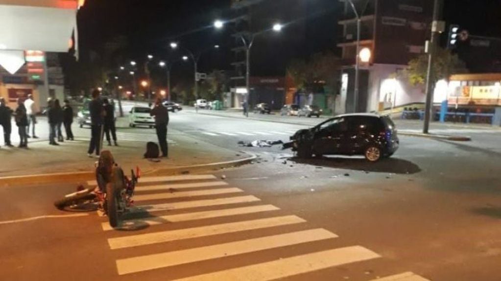 El motociclistas murió al ser embestido por un auto en Avellaneda y Carballo. (Min. Seguridad)