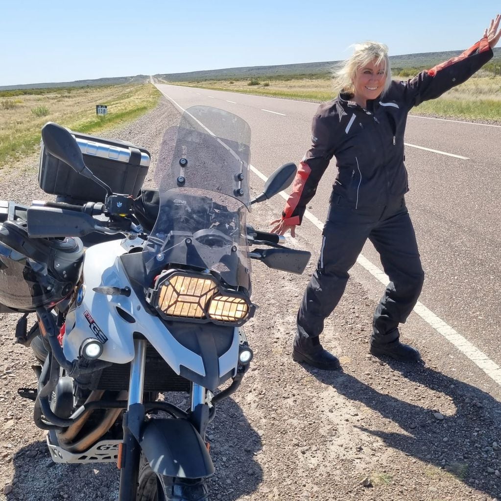 Alicia Burnowicz, la jubilada de 63 años que viaja en moto por el país.