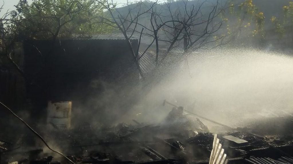 Incendio en el barrio Juan Manuel de Rosas (Prensa Policía de Salta)