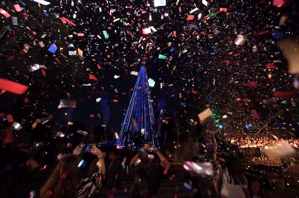 El arbolito de Navidad del Faro del Bicentenario en Córdoba volvió a armarse este 8 de diciembre.