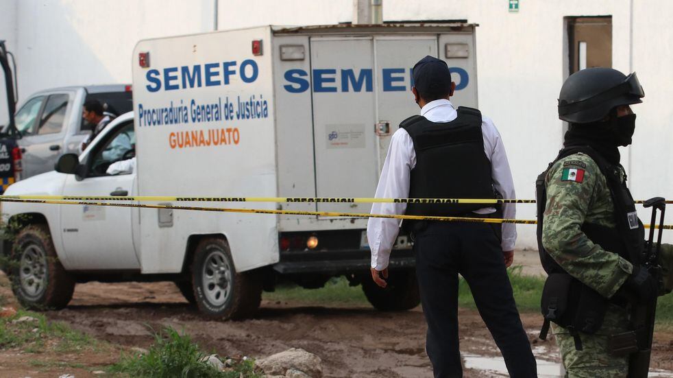 Miembros de la Guardia Nacional e integrantes de las fuerzas de seguridad pública del Estado vigilan este miércoles afuera de un Centro de Rehabilitación en el municipio de Irapuato estado de Guanajuato (México). (Foto: EFE)
