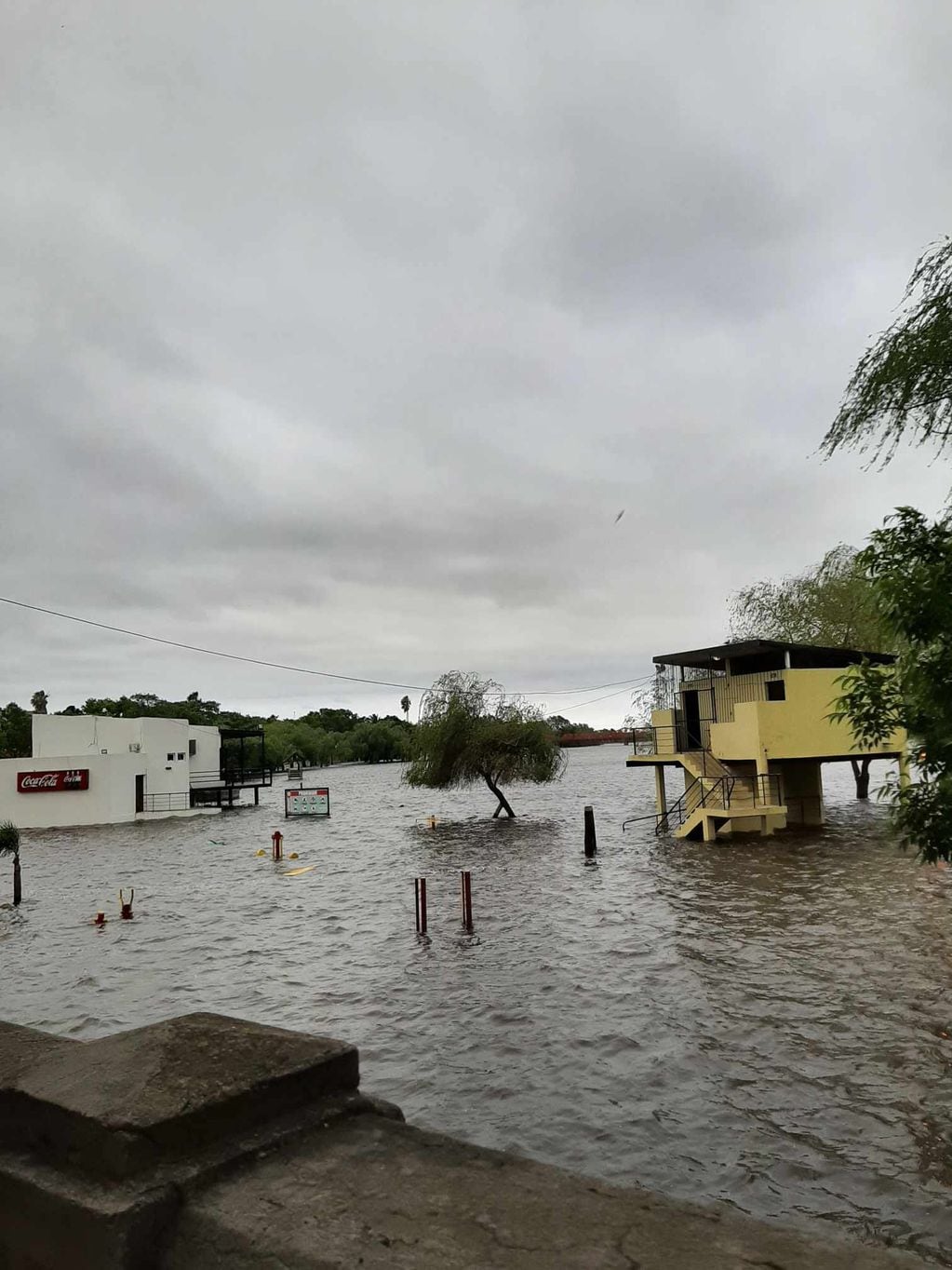 Inundaciones: desbordó el río Gualeguaychú y la ciudad tiene los primeros evacuados