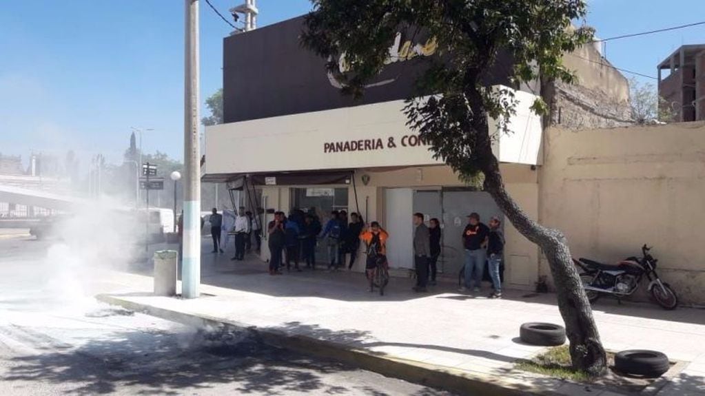 Los ex empleados quemaron gomas frente a la panadería puntana. Foto: El Diario de la República.