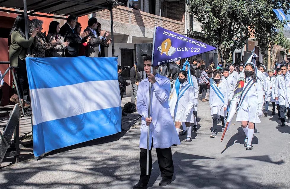 Tras el acto de homenaje al Padre de la Patria, las delegaciones escolares desfilaron por la avenida Libertador, este miércoles.