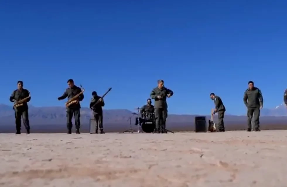 Los y las integrantes de la banda del Centro de Formación de Gendarmes filmaron el video en la imponente Pampa del Leoncito (San Juan).