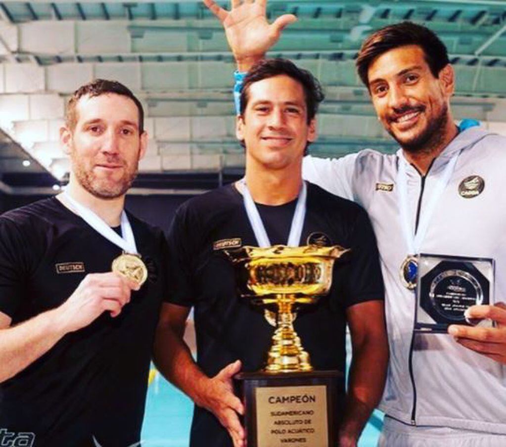 Juan Pablo Montané (en el medio) con la compa de Campeón Sudamericano de waterpolo. /Gentileza