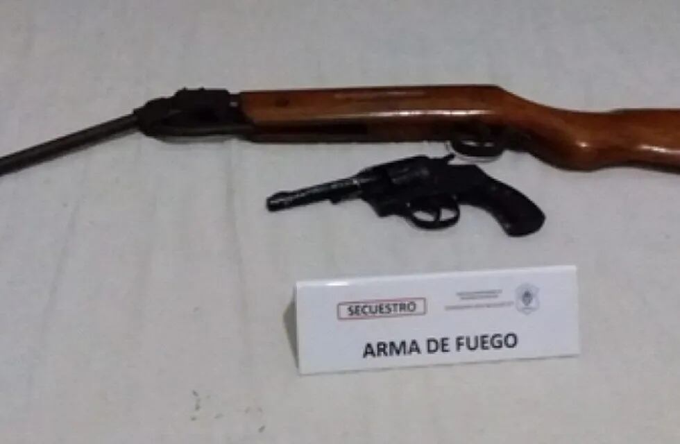 Dos allanamientos con secuestro de armas y droga en San Nicolás