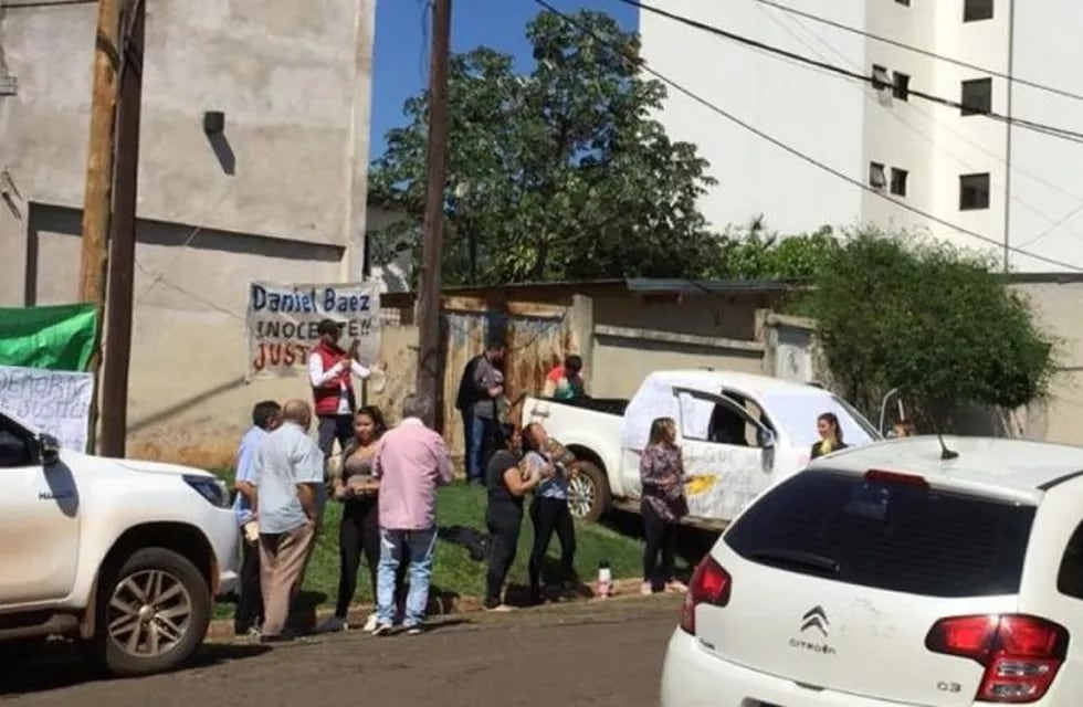 Familiares de Báez protestaron frente al Juzgado de Instrucción 1. (Foto: Misiones Online)
