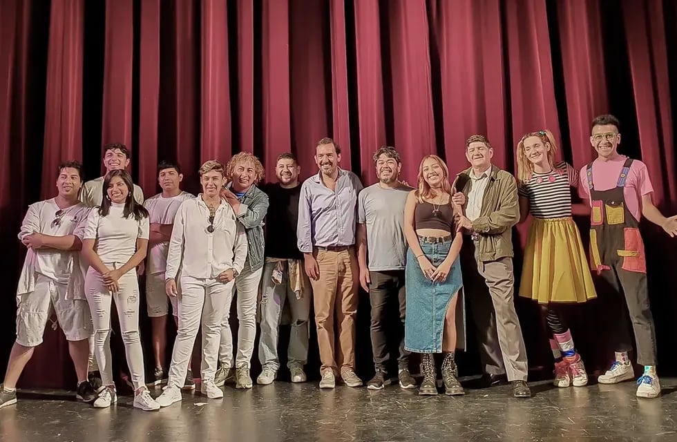 El administrador del Teatro Mitre, Luis Medina Zar (centro), acompañado por algunos de los artistas, anunció el ciclo "Mitre con Vos, Juntos en Verano".