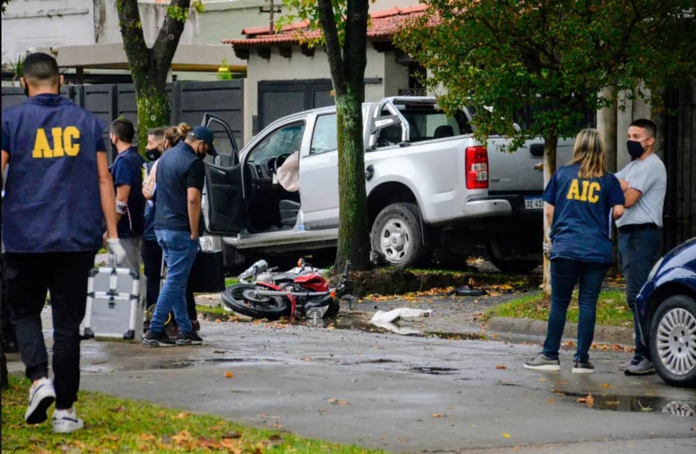 La Chevrolet S-10 se estrelló contra un árbol tras embestir a los motociclistas. (Juan José García)