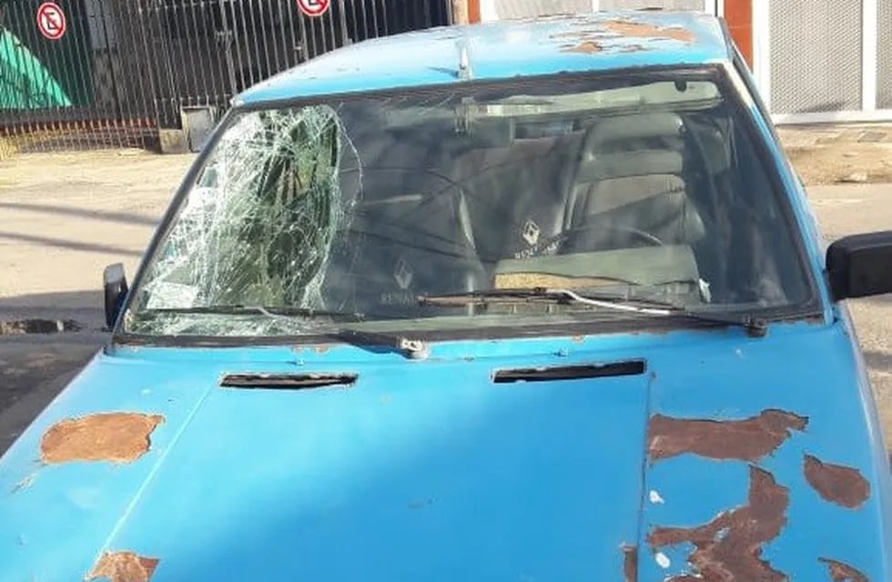 El Renault 11 que participó en el incidente en Juan José Paso y Pedro Lino Funes quedó secuestrado por la policía. (Ministerio de Seguridad)