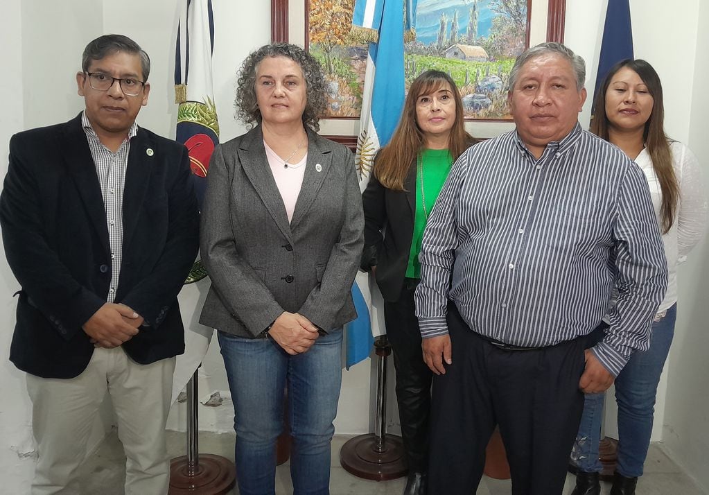 Fernando Cruz (izq.), Liliana Bergesio (centro) y Miguel Mamaní, anunciaron el dictado de cursos de formación para trabajadores mercantiles, a partir del 14 de mayo.