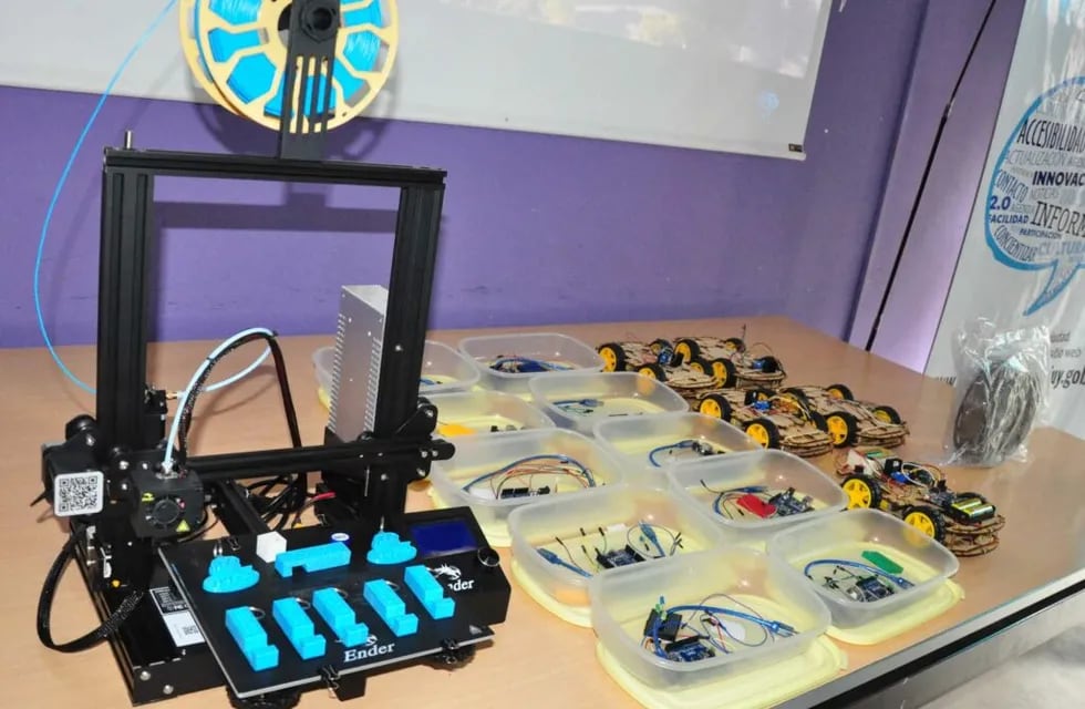 La impresora 3D agrega valor a la oferta educativa complementaria que brinda gratuitamente Faro del Saber, en el barrio Punta Diamante de San Salvador de Jujuy.