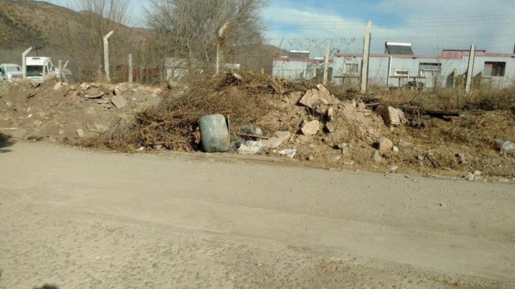 Calle obstruida de residuos en Playas de Oro. (Foto: gentileza Érika).