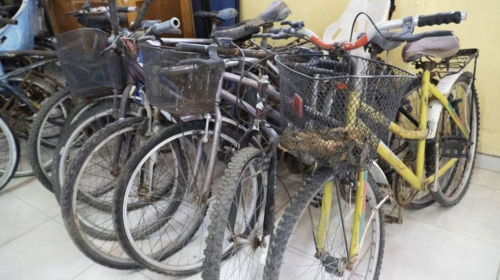 Ofrecen cursos a jóvenes para aprender a reparar bicicletas de depósitos judiciales y quedarse con ellas.