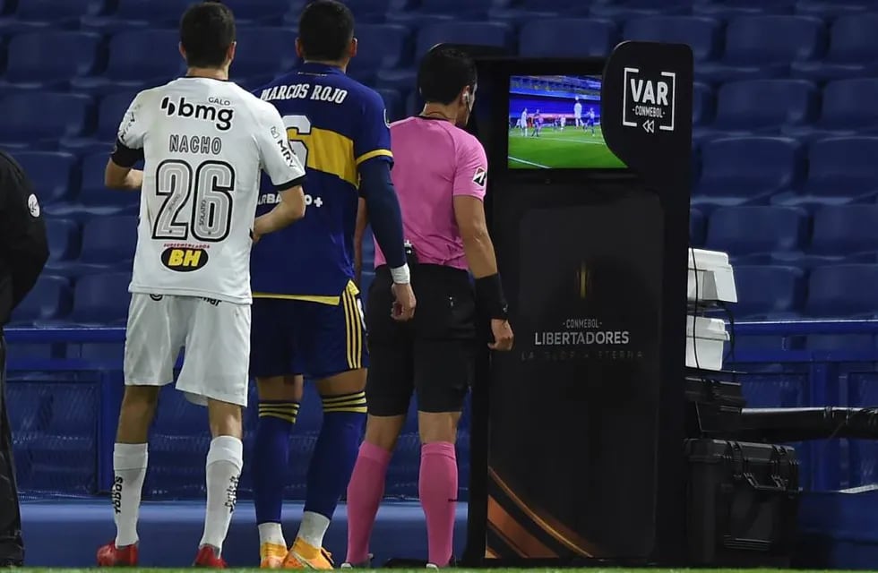 El árbitro Rojas consultó el VAR y anuló de manera polémica el gol de Boca (AP)