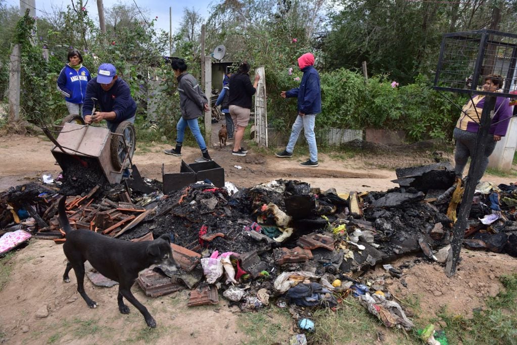 Destrución tras el incendio. (La Voz/José Gabriel Hernández)