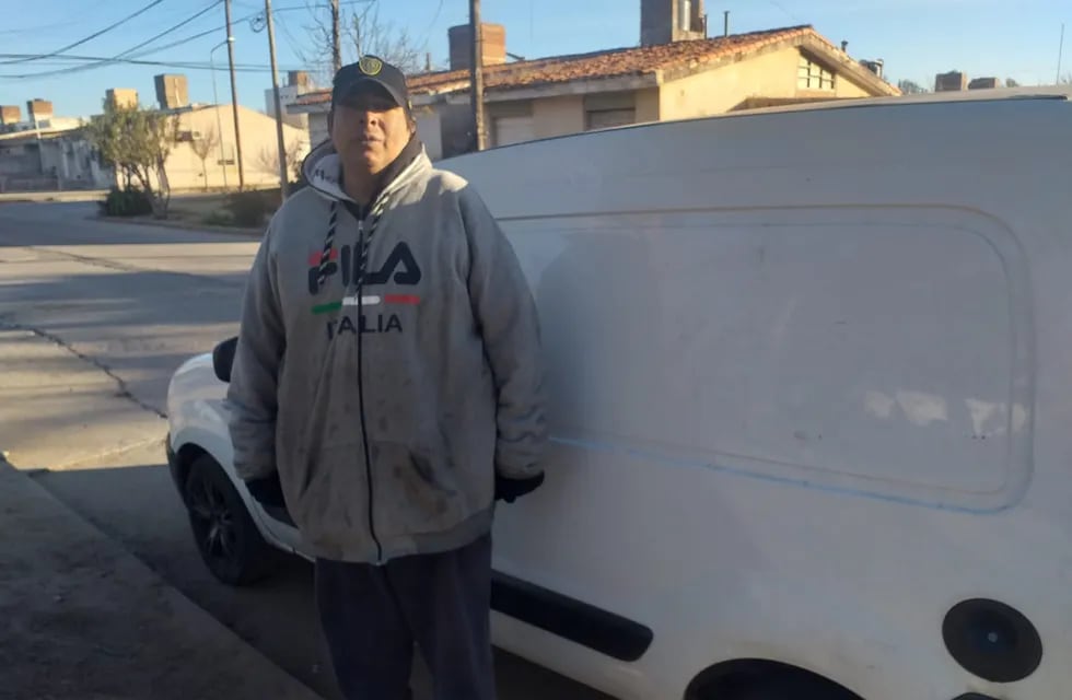 Mariano vive en su camioneta y sobrevive vendiendo fiambres.