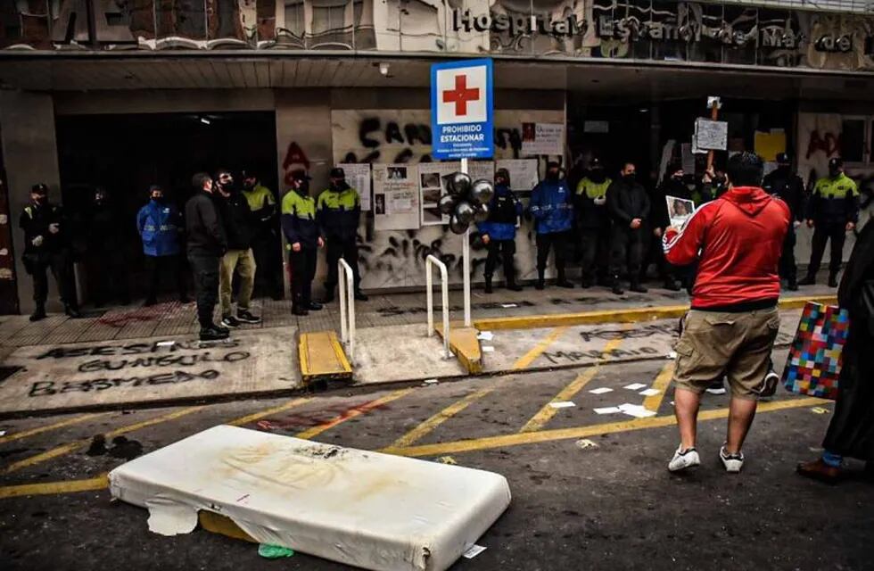 Escrachan al Hospital Español en plena pandemia de coronavirus (Foto: Qué Digital)