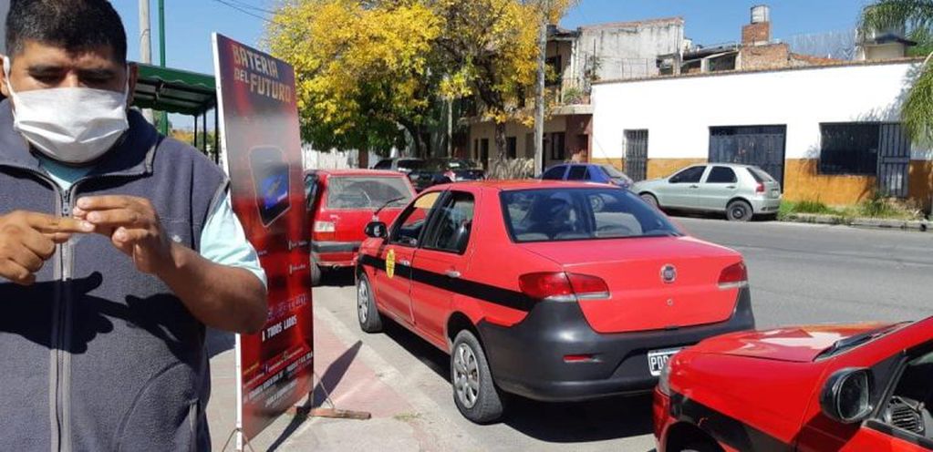 Taxistas instalan placas divisorias en sus unidades (Facebook El Salteño al Día)