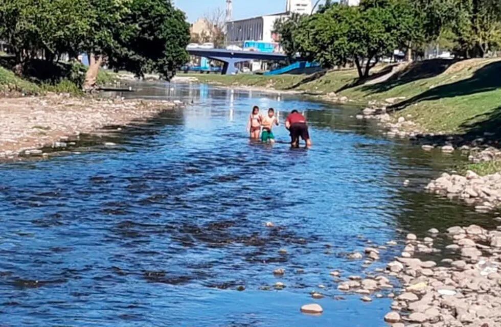 Río Suquía. Vecinos decidieron darse un chapuzón en las aguas cloacales. (Foto / Telefé Córdoba)