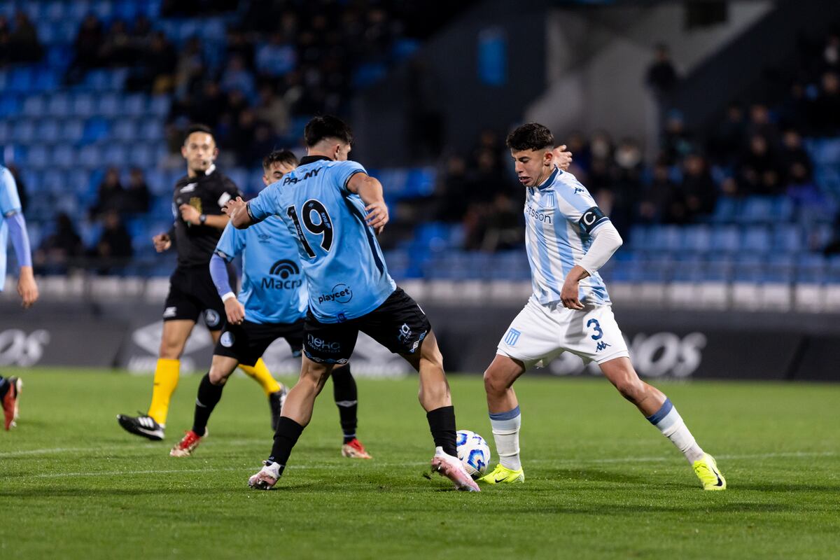 Pelota disputada, el Pirata y la Academia igualaron en Alberdi (Prensa Belgrano).