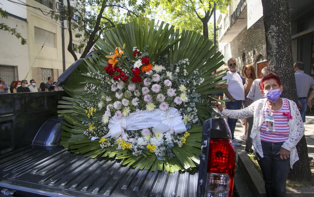 Una corona de flores enviada por el cantante Chaqueño Palavecino