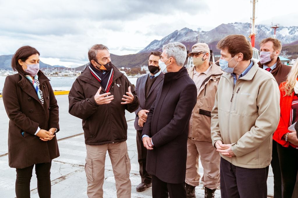 Mario Meoni junto a Melella y funcionarios provinciales en el Puerto de Ushuaia.