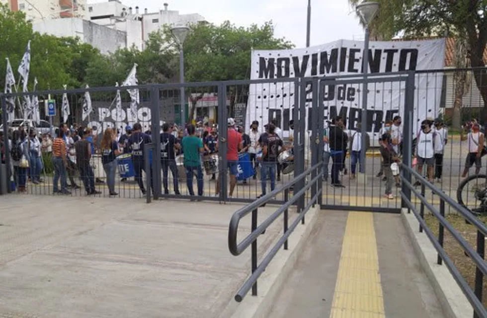 Manifestantes bloquean el acceso a la Municipalidad de Resistencia.