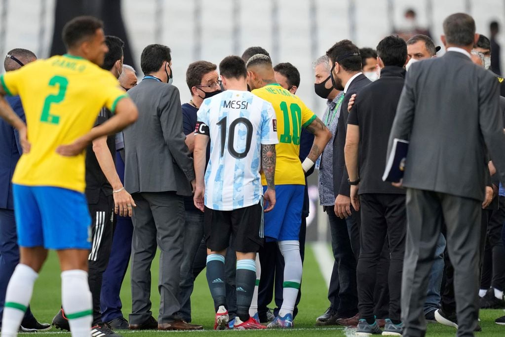 Lionel Messi y Neymar el día de la suspensión en San Pablo. Brasil y Argentina "deben" ese partido por las Eliminatorias Sudamericanas. (AP)