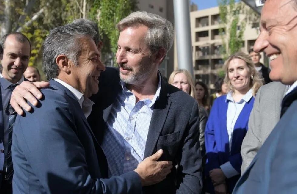 Alfredo Cornejo, Rogelio frigerio y Rodolfo Suarez, en la entrega de vivienda en Mendoza.